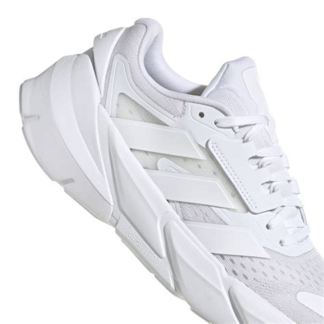 dames voeten in adidas schoen|Adidas loopschoenen.